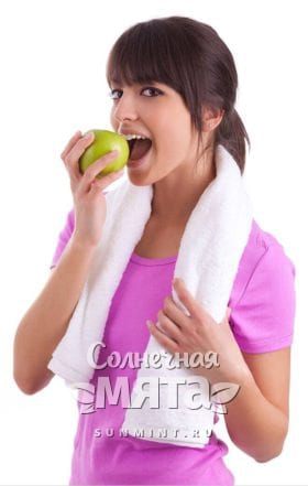 Спортивная девушка ест яблоко, фото