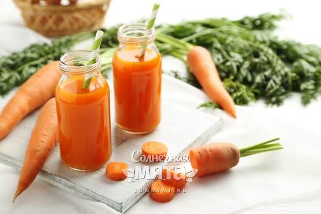 Свежевыжатый морковный сок на столе, фото