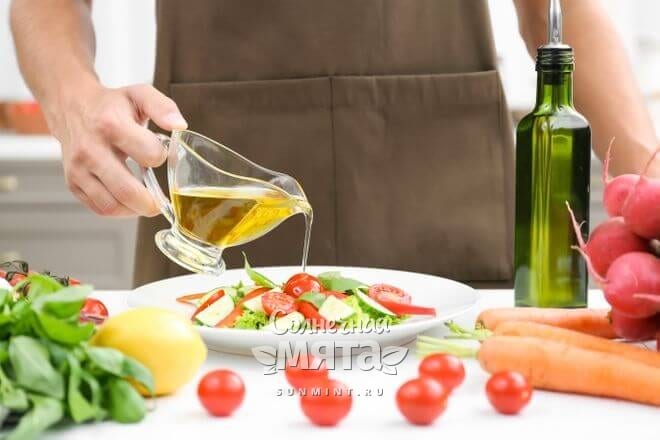 Подсолнечное масло добавляют в разные салаты