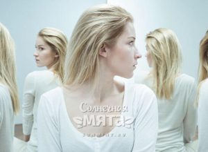 Обеспокоенная женщина видит свое отражение в зеркалах, фото