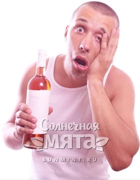 Пьяный мужчина с бутылкой алкоголя в руке, фото