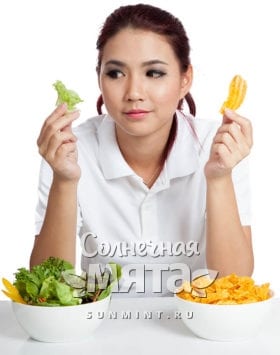 Девушка выбирает между вредной и полезной едой с витамином B7, фото