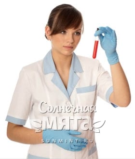 Девушка-врач смотрит на пробирку с анализом крови, фото