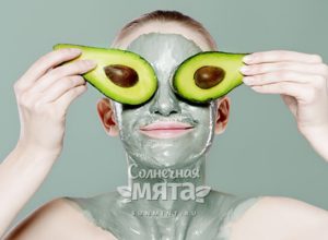 Девушка в гриме инопланетянки с авокадо на глазах, фото