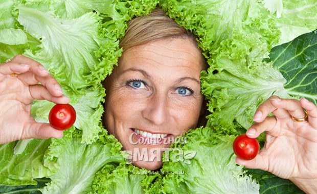 Женщина в листьях капусты, богатых витамином B7, фото