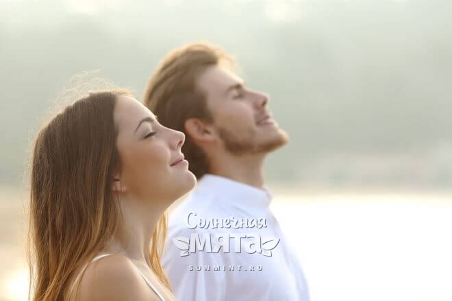 Молодая пара вдыхают свежий утренний воздух у озера, фото