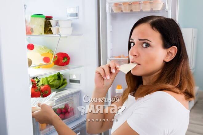 Девушку застали врасплох у холодильника, фото