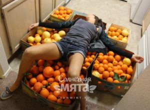 Девушка лежит на коробках с фруктами, фото