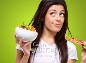 Девушка решает, что съесть, салат или пиццу, фото
