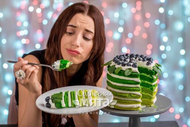 Девушка разочаровывается в торте, фото