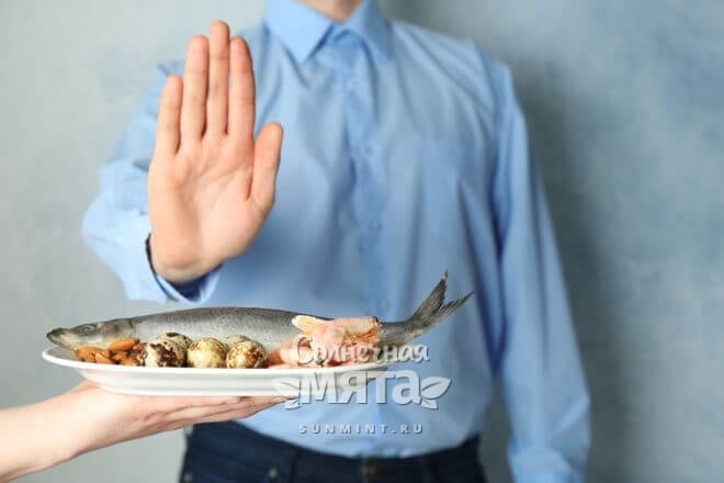 Мужчина отказывается есть рыбу, фото