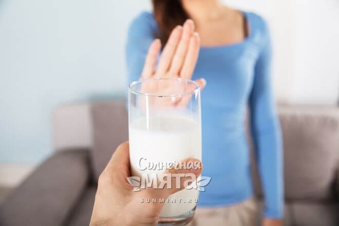 Девушка отказывается пить молоко, фото