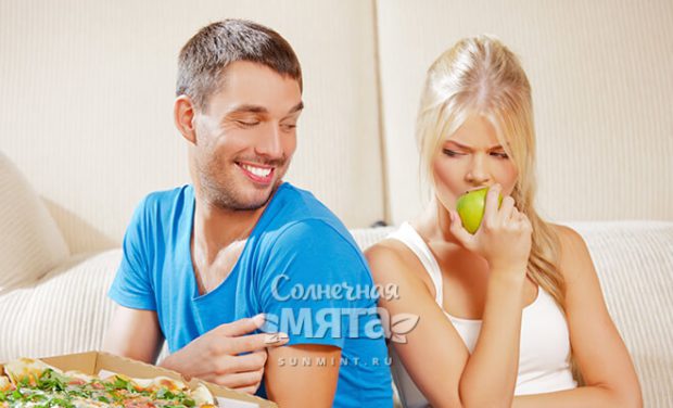 Парень насмехается над своей девушкой-вегетарианкой, фото