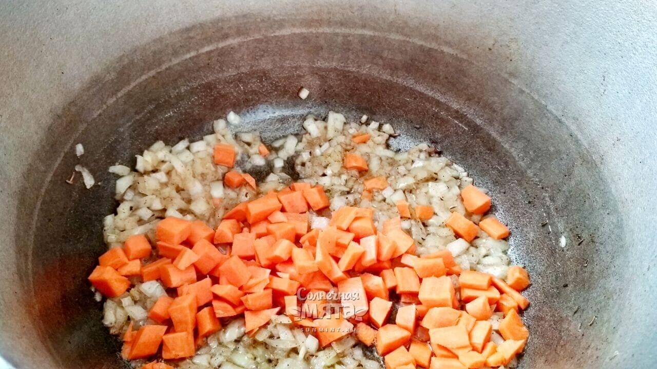 Пассируем лук с морковью